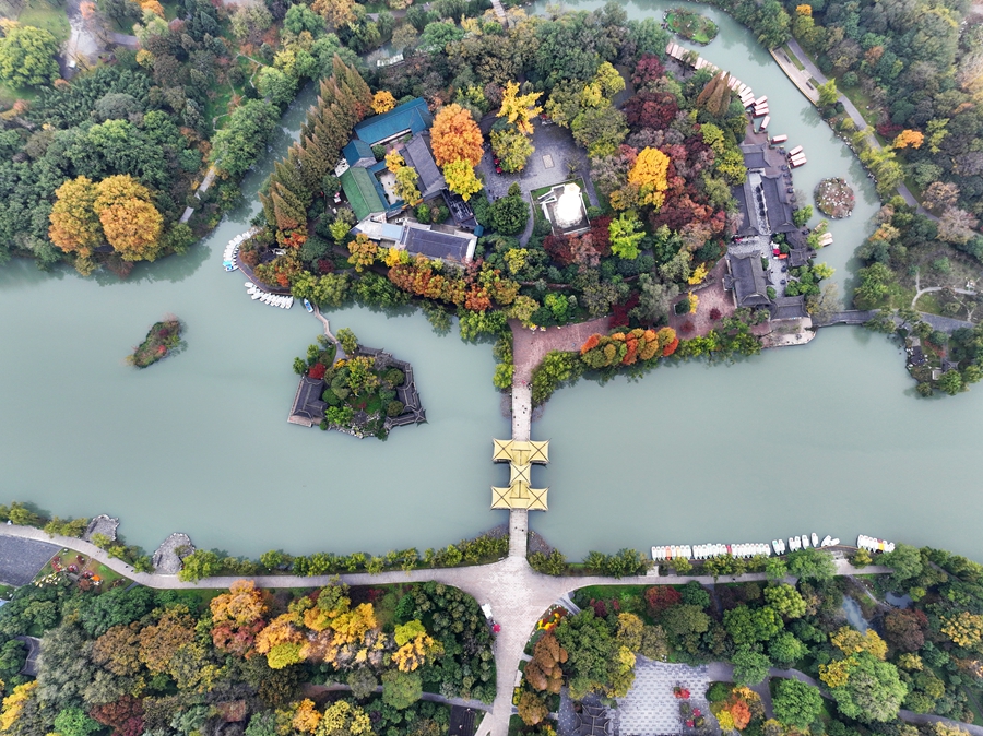 Picturesque early winter scenery of Slender West Lake in China’s Jiangsu