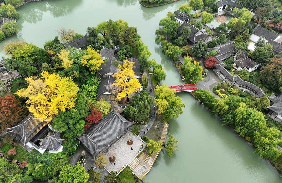 Picturesque early winter scenery of Slender West Lake in China’s Jiangsu