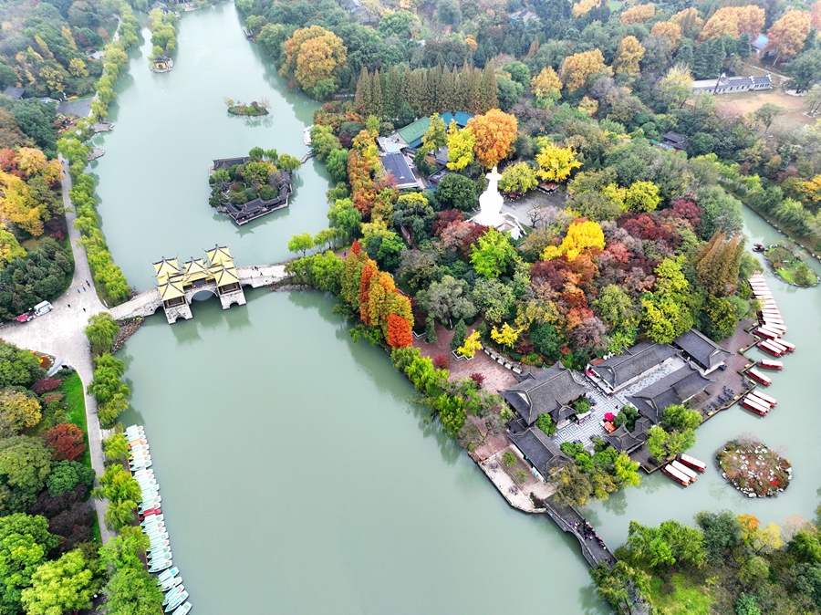 Picturesque early winter scenery of Slender West Lake in China’s Jiangsu