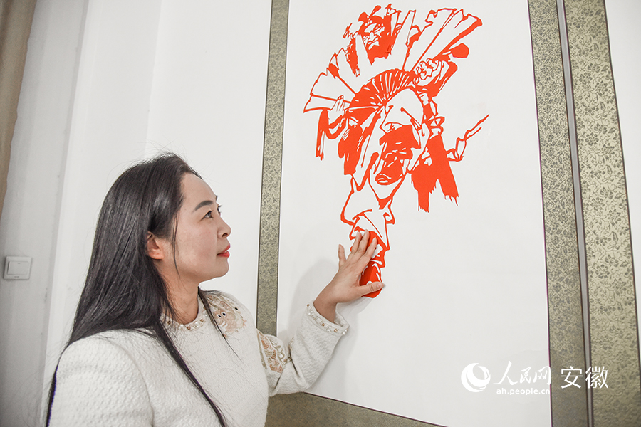 Craftswoman from E China's Anhui carries forward paper cutting culture with passion, devotion