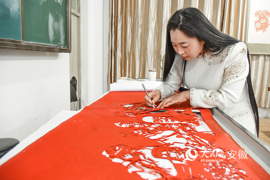 Craftswoman from E China's Anhui carries forward paper cutting culture with passion, devotion