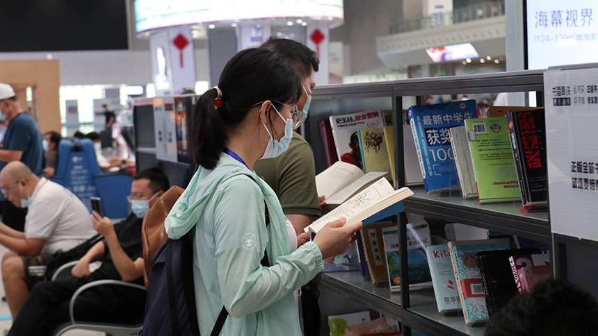 Liuzhou Railway Station in S China's Guangxi turns waiting hall into 