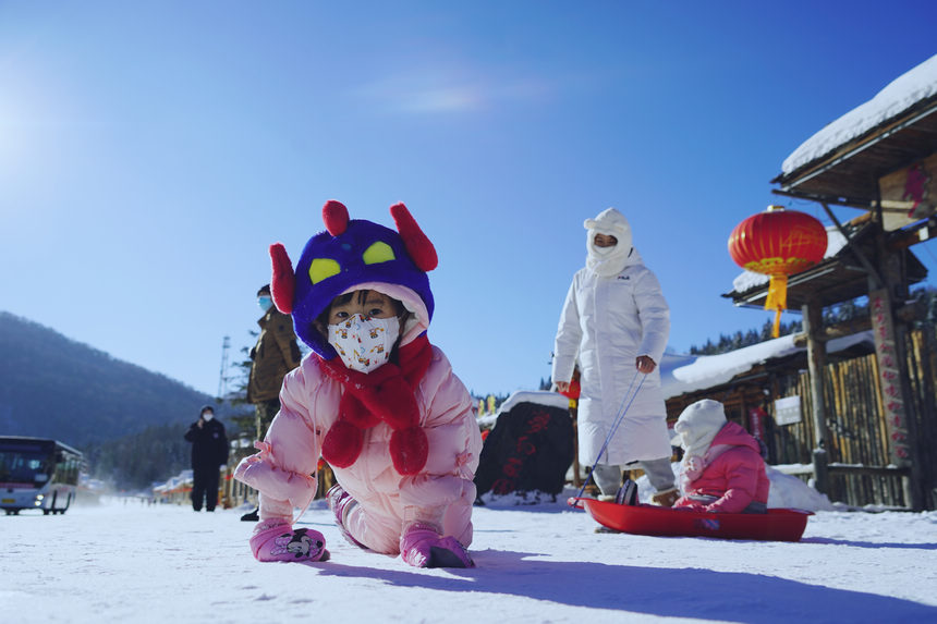 “Snow Town” opens to tourists in NE China’s Heilongjiang