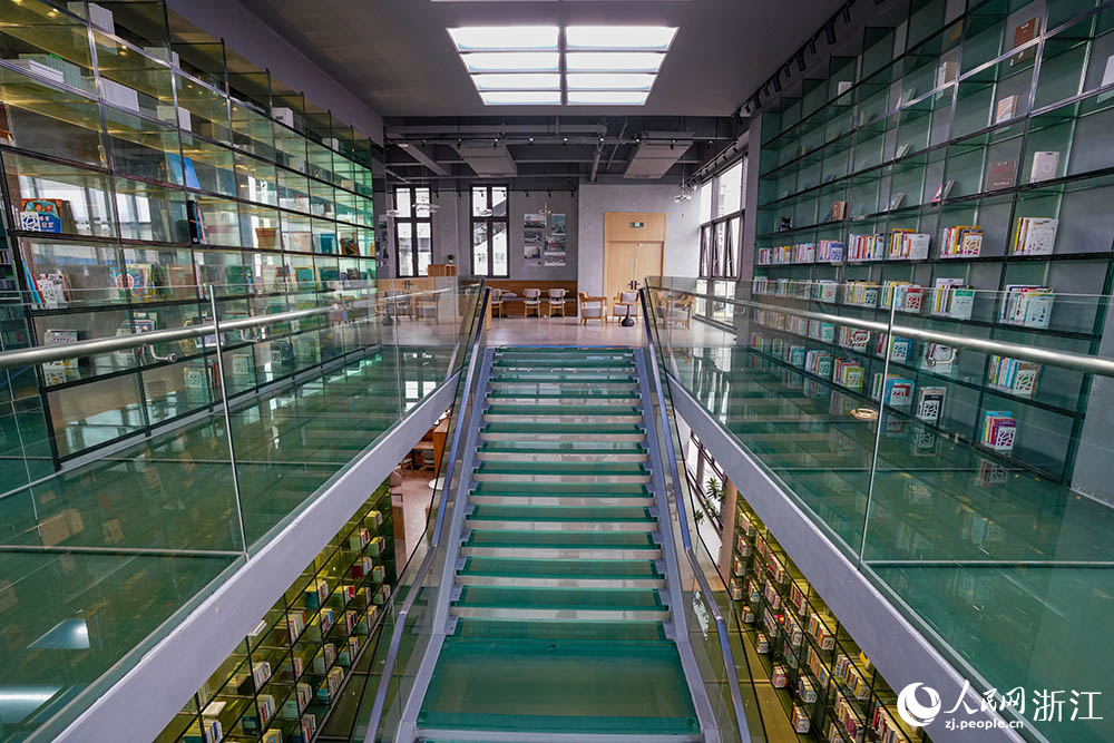 A glimpse into library transformed from water plant in Longgang, E China's Zhejiang