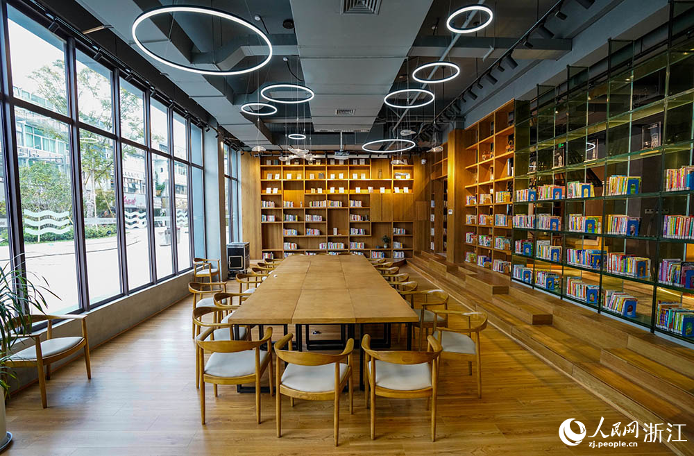 A glimpse into library transformed from water plant in Longgang, E China's Zhejiang