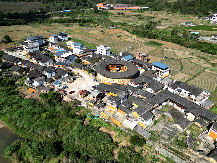 Golden corn cobs add festive color and charm to rural dwellings in SE China’s Fujian