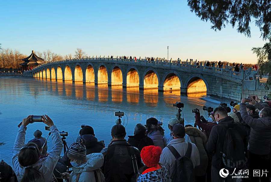 Beijing's largest ice rink opens to visitors