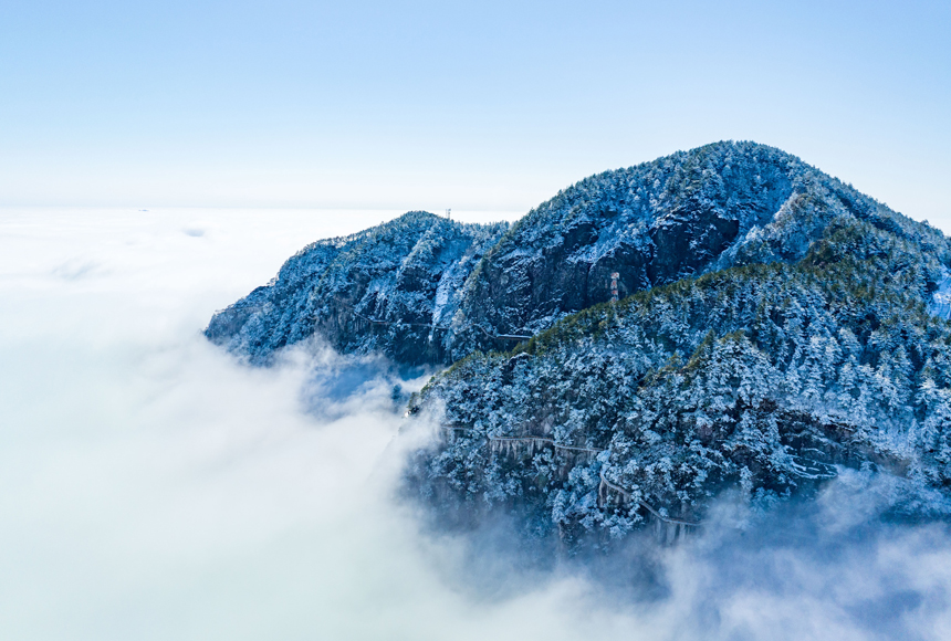 Tourists flock to see magnificent snow and ice scenery of Mingyue Mountain in E China's Jiangxi