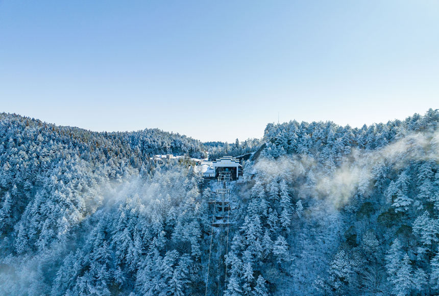 Tourists flock to see magnificent snow and ice scenery of Mingyue Mountain in E China's Jiangxi