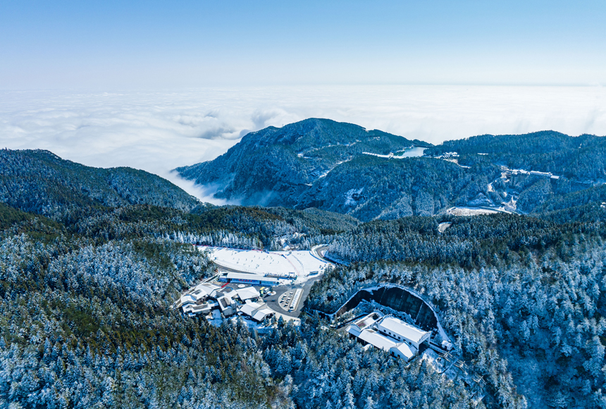 Tourists flock to see magnificent snow and ice scenery of Mingyue Mountain in E China's Jiangxi