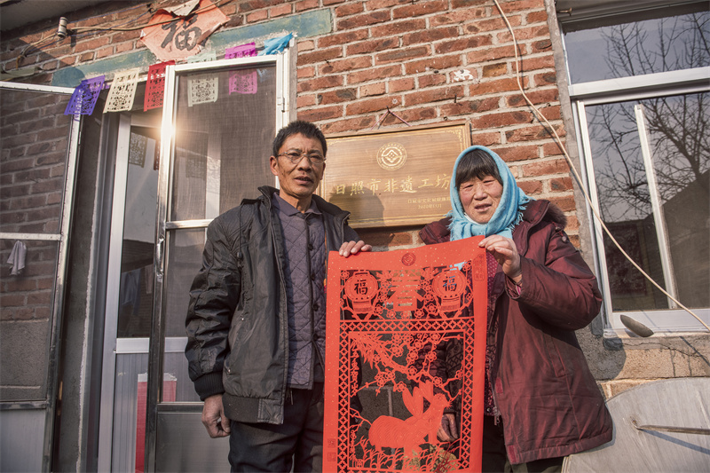 Folk artist creates Spring Festival paper carving works in E China's Shandong