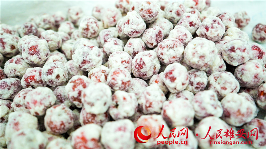 Villagers busy making traditional Chinese candied fruit snacks for upcoming Spring Festival in Xiong'an New Area