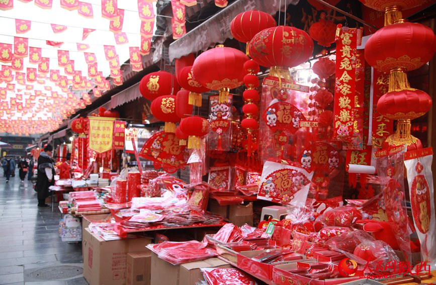 In pics: Markets bustle in Xi'an as Spring Festival draws near