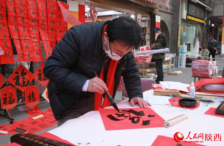 In pics: Markets bustle in Xi'an as Spring Festival draws near