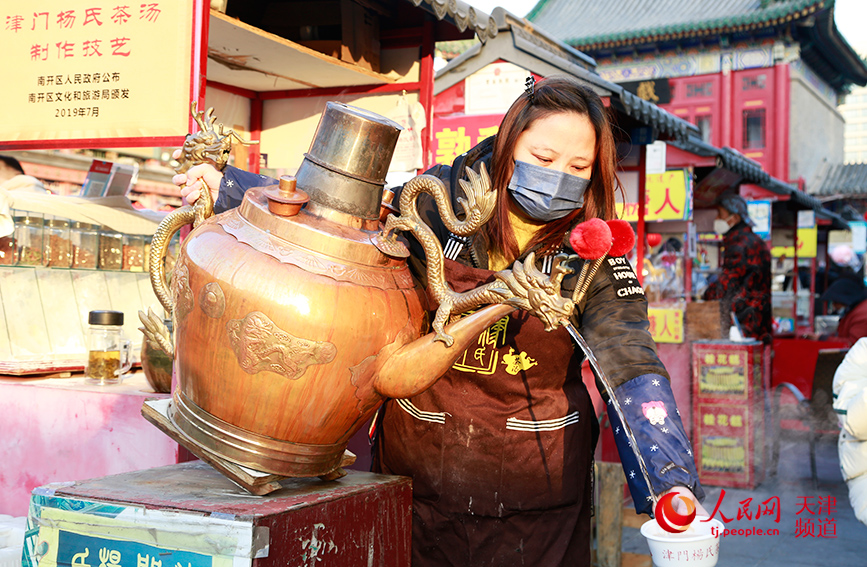 In pics: Commercial street in N China's Tianjin immersed in festive atmosphere 