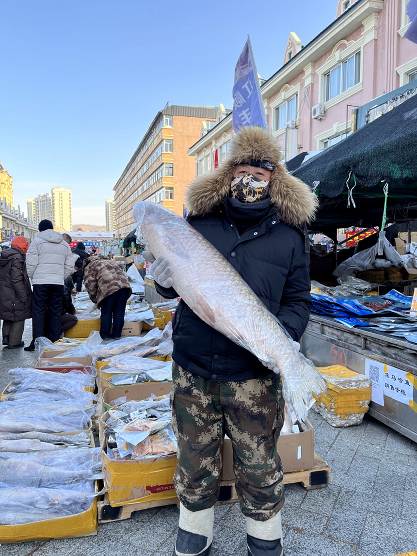 Colorfully lit snow sculptures, busy fish market add festive atmosphere in China's easternmost city