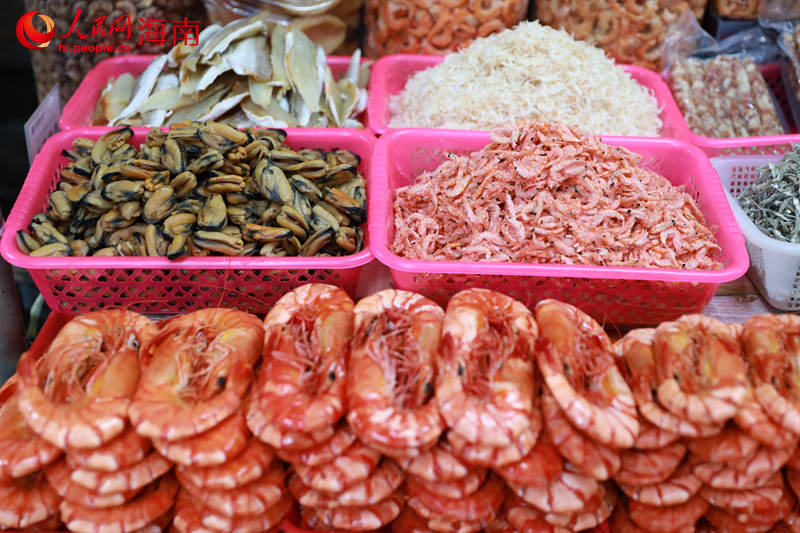 People purchase seafood for upcoming Spring Festival in China’s Hainan