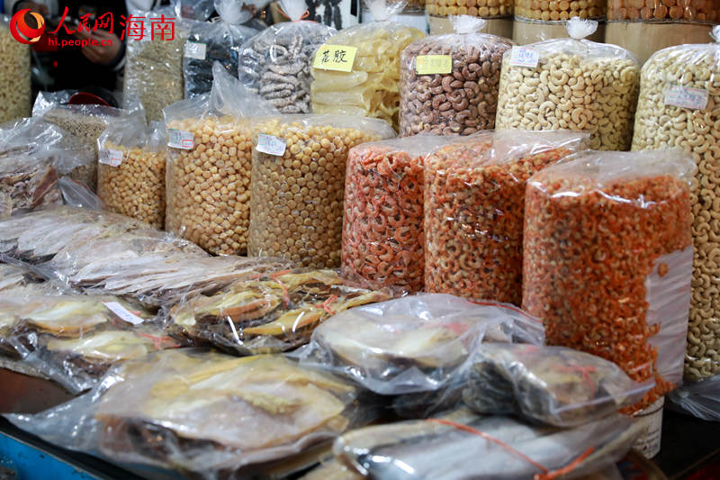 People purchase seafood for upcoming Spring Festival in China’s Hainan