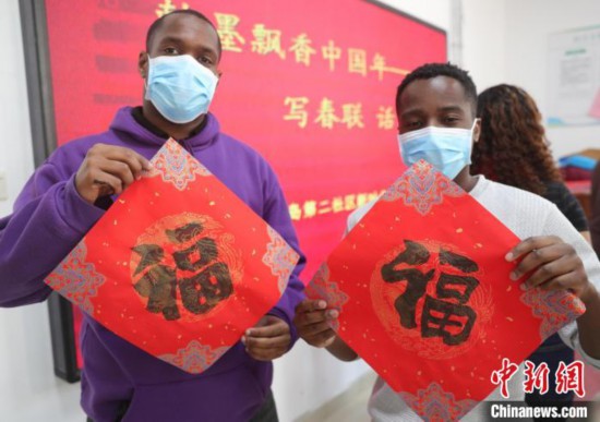 Foreign students write Chinese character “Fu” for upcoming Spring Festival