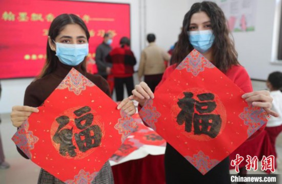 Foreign students write Chinese character “Fu” for upcoming Spring Festival