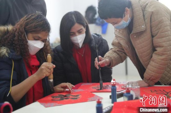 Foreign students write Chinese character “Fu” for upcoming Spring Festival