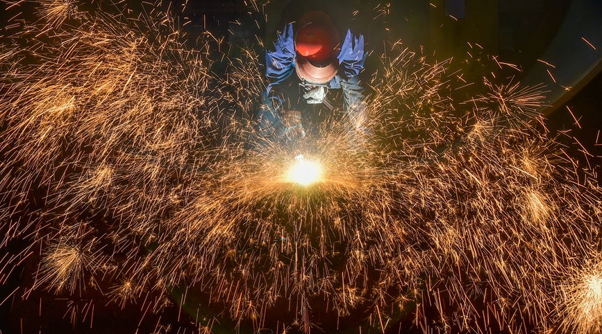 Workers remain at posts during Spring Festival holiday to complete overseas orders