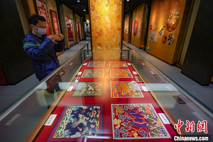 Young man from Taiwan popularizes traditional Nanjing Yunjin brocade