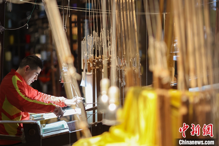 Young man from Taiwan popularizes traditional Nanjing Yunjin brocade