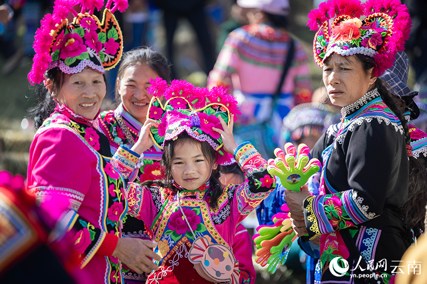 People of Yi ethnic group participate in costume competition festival in SW China’s Yunnan