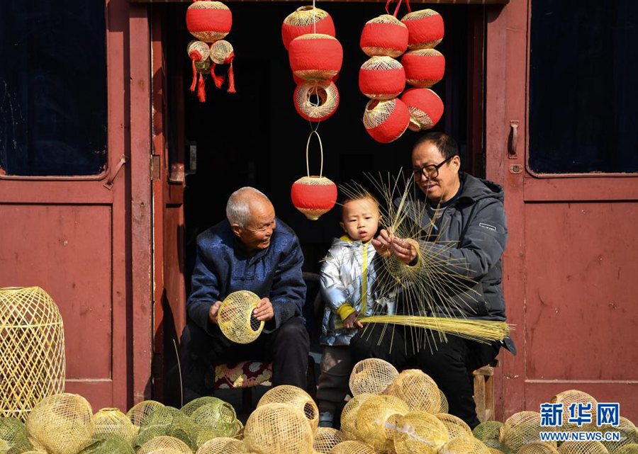 Elderly craftsman dedicated to passing on bamboo lantern weaving technique in NW China’s Shaanxi