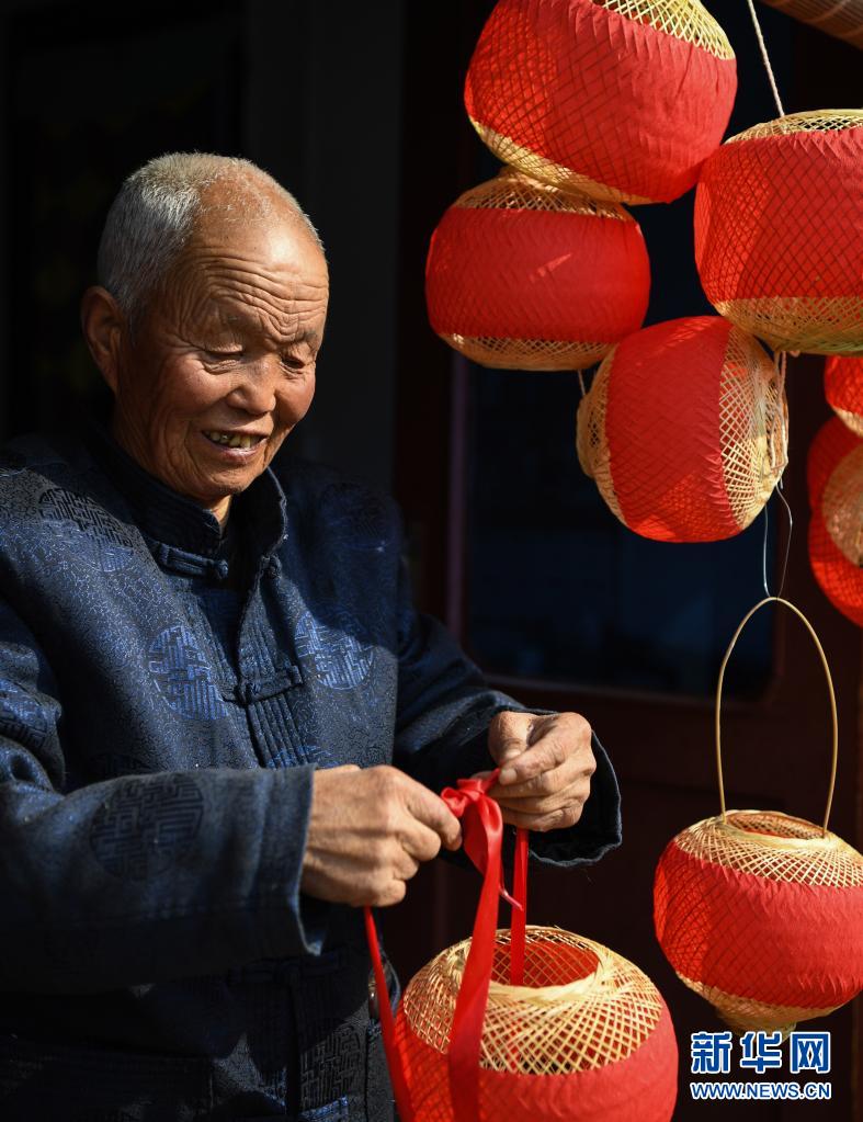 Elderly craftsman dedicated to passing on bamboo lantern weaving technique in NW China’s Shaanxi