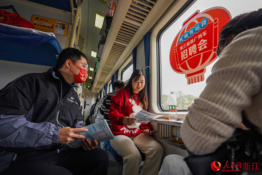 In pics: Job fair held on train