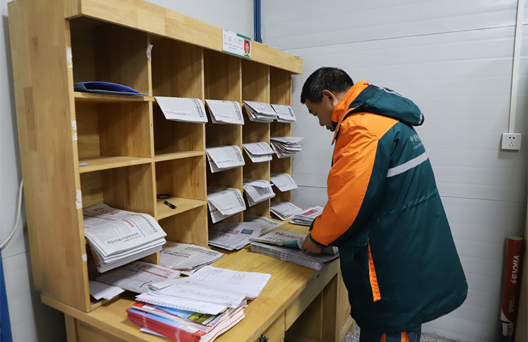 Postman spends 16 years making mountain deliveries in central China's Hunan