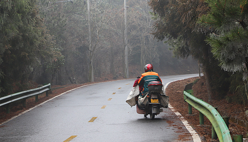 Postman spends 16 years making mountain deliveries in central China's Hunan