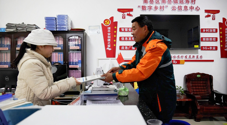 Postman spends 16 years making mountain deliveries in central China's Hunan