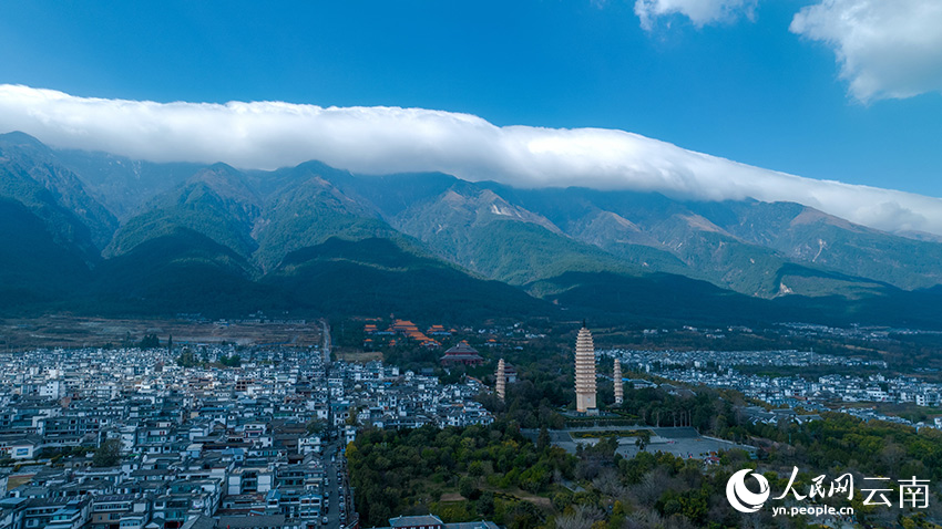 Magnificent scenery of cloud-clad Cangshan Mountain in SW China's Yunnan