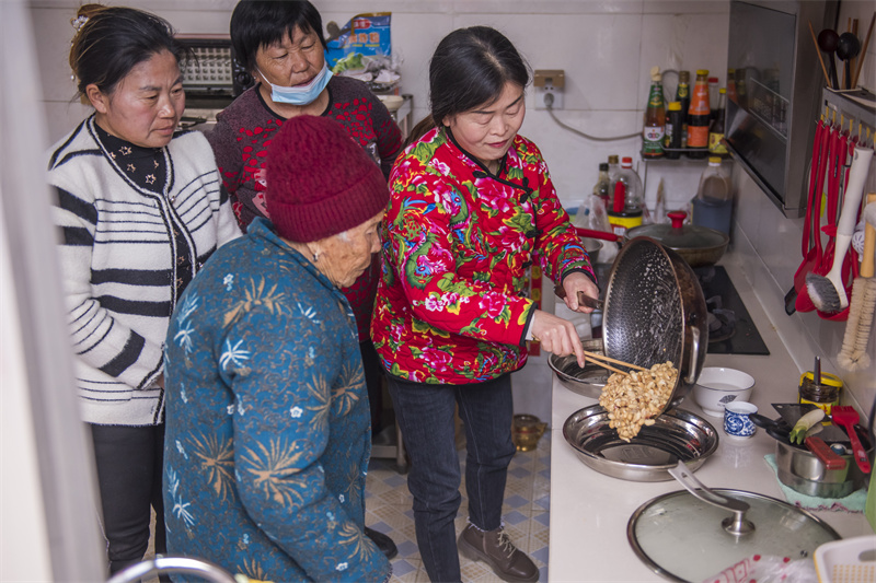 A sweet way for villagers in E. China's Rizhao to wish for happiness in the new year