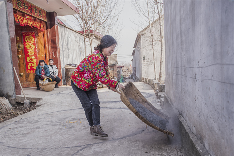 A sweet way for villagers in E. China's Rizhao to wish for happiness in the new year