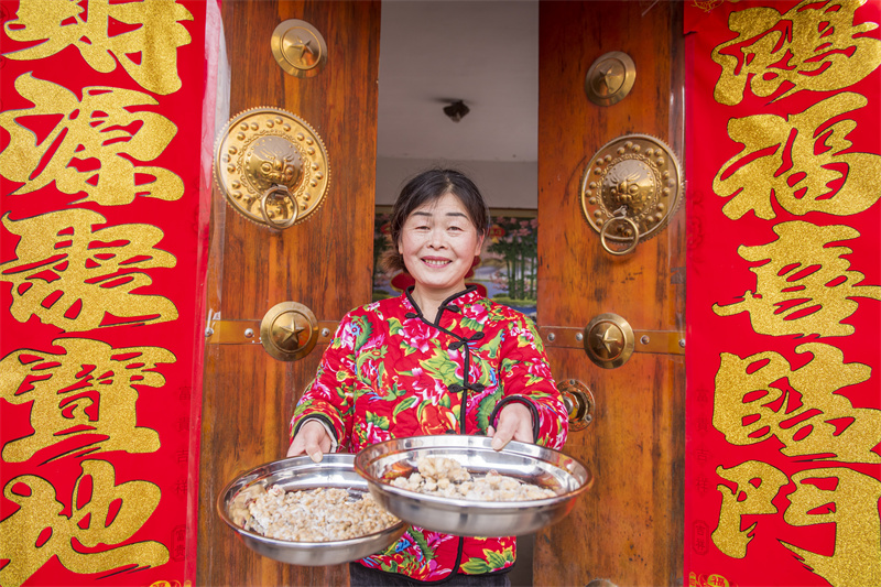 A sweet way for villagers in E. China's Rizhao to wish for happiness in the new year