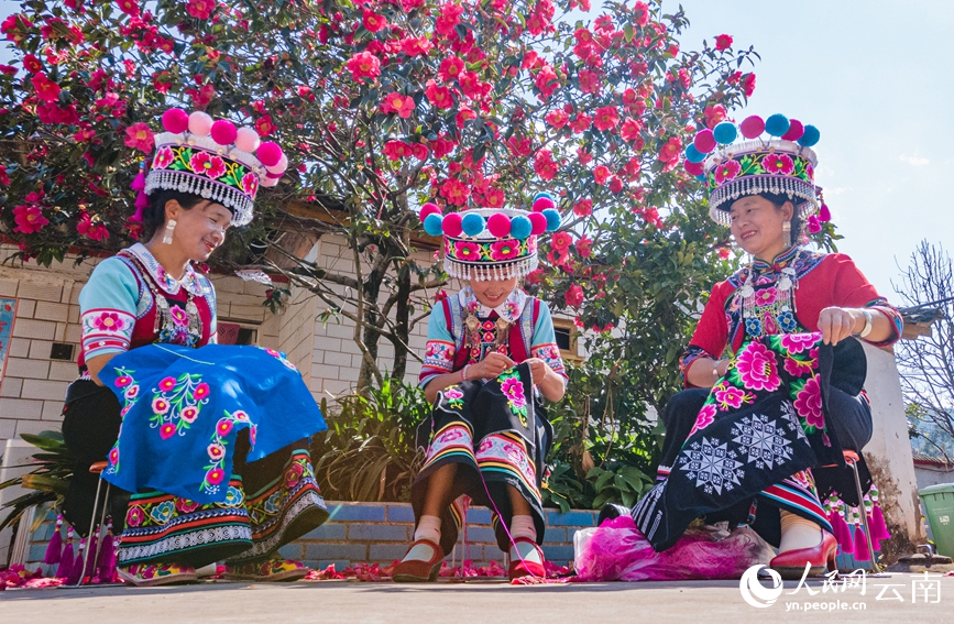 Yi embroidery in SW China’s Yunnan prospers