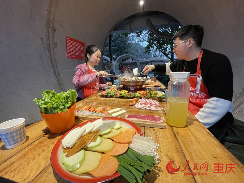 Barbecue restaurant with cement pipe design in SW China's Chongqing goes viral