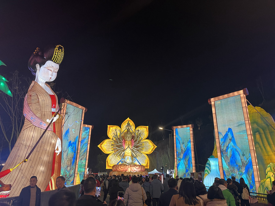 Dazzling Zigong lantern show attract tourists from home and abroad