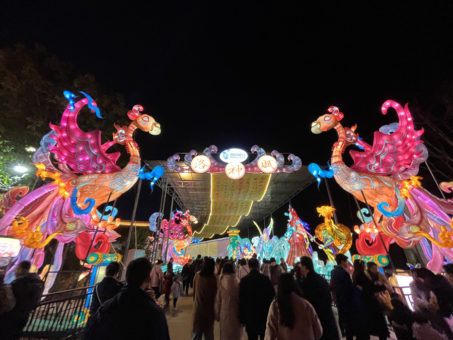 Dazzling Zigong lantern show attract tourists from home and abroad