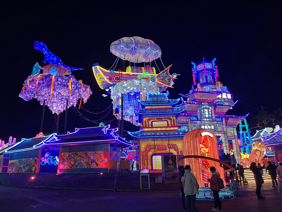 Dazzling Zigong lantern show attract tourists from home and abroad