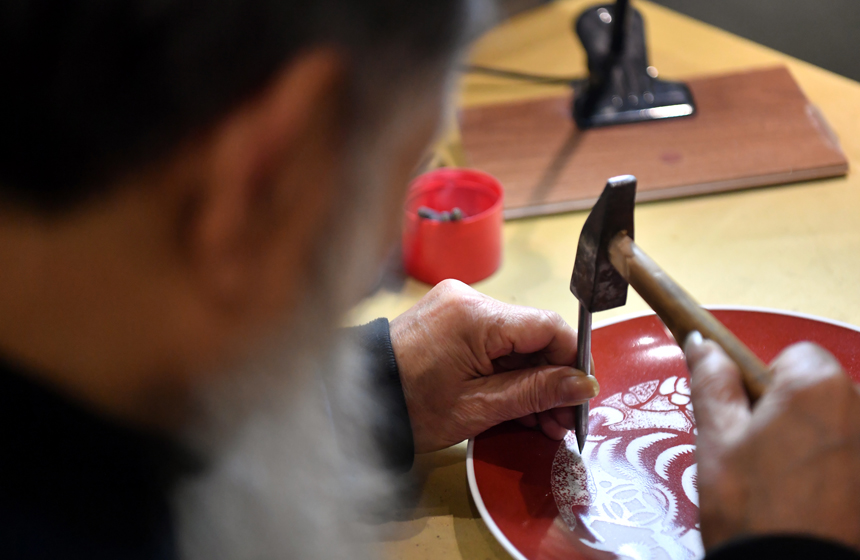 Craftsman shows charm of porcelain engraving with excellent skills