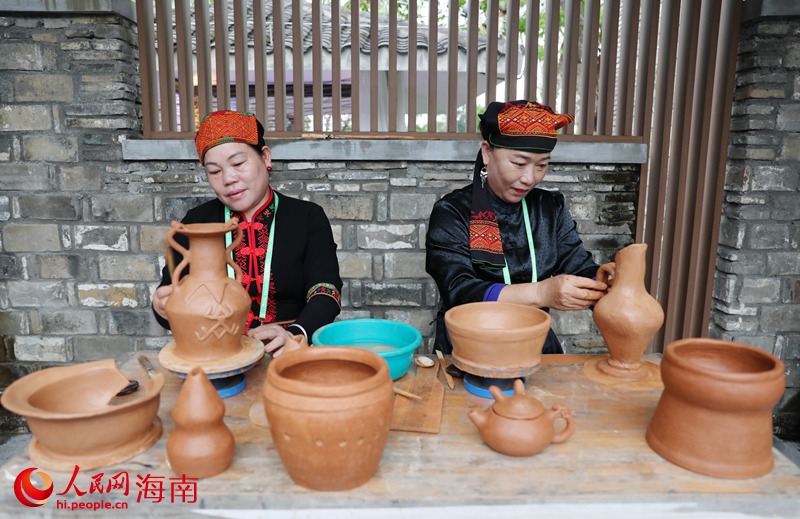 Cultures of local ethnic groups in China’s Hainan displayed at Boao Forum for Asia