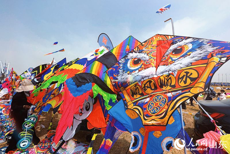 People fly kites during 40th Weifang Int'l Kite Festival