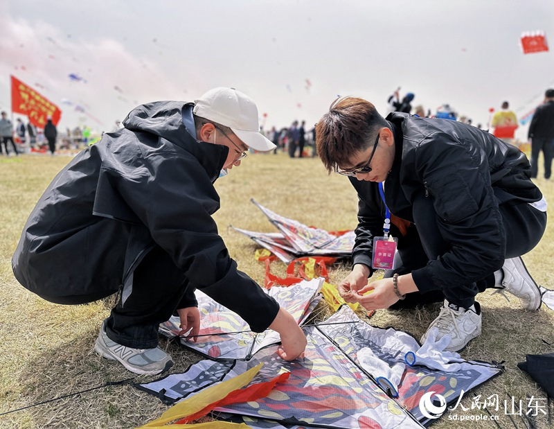 People fly kites during 40th Weifang Int'l Kite Festival