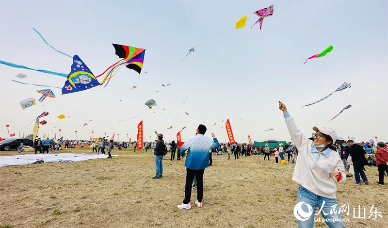 People fly kites during 40th Weifang Int'l Kite Festival