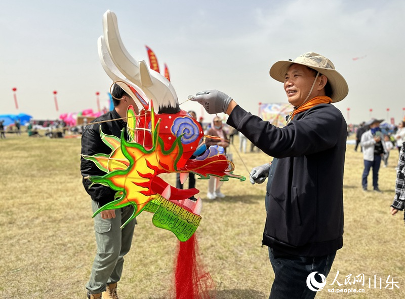 People fly kites during 40th Weifang Int'l Kite Festival